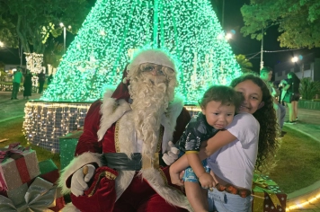 Foto relacionada - Albertina de Luz: primeira noite do Festival Natal de Luz enche a praça de emoção e esperança