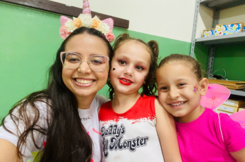 Foto - Alunos celebram o aniversário de Albertina e o Carnaval com muita alegria!