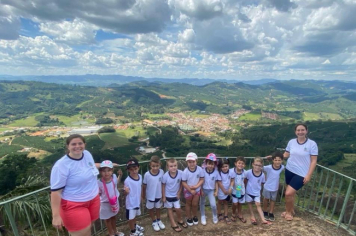 Foto - Alunos celebram o aniversário de Albertina e o Carnaval com muita alegria!