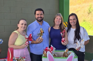 Foto - Entrega de Ovos de Páscoa Escolas Municipais