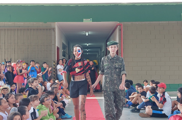 Foto relacionada - Desfile de Fantasias Encanta Alunos e Professores na Escola Municipal Antônio Ferreira!