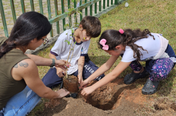 Foto - Plantio de Árvores  (Dia da Árvore | Escola Antonio Ferreira)