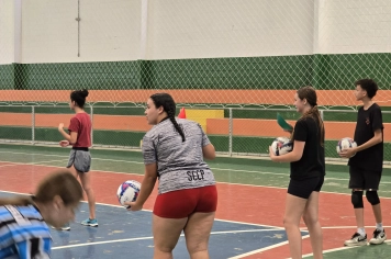 Foto - Treino de Vôlei de Base