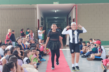 Foto - Dia de Fantasia na Escola Municipal Antônio Ferreira