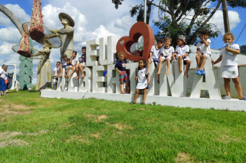 Foto - Alunos celebram o aniversário de Albertina e o Carnaval com muita alegria!