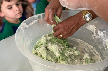 Foto relacionada - Criatividade em ação: crianças da rede municipal aprendem e se divertem com massinhas durante a Semana das Crianças