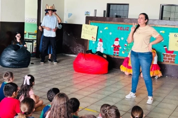 Foto relacionada - Teatro encanta crianças da Pré-Escola Luzia Sanches Diniz com “Os Saltimbancos”