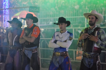 Foto - Abertura do 29º Rodeio leva emoção e espetáculo à arena!