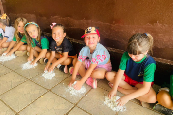 Foto - Mãos que criam: alunos da Creche e da Pré-Escola se divertem com massinhas coloridas