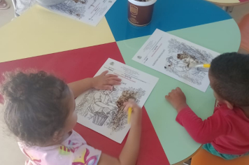 Foto - Alunos celebram o aniversário de Albertina e o Carnaval com muita alegria!