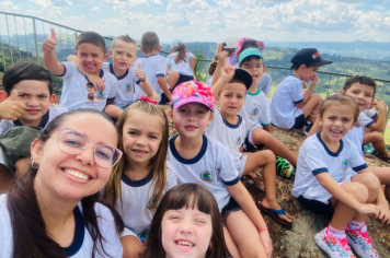 Foto - Alunos celebram o aniversário de Albertina e o Carnaval com muita alegria!