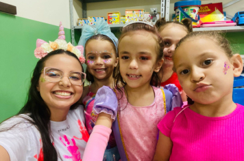 Foto - Alunos celebram o aniversário de Albertina e o Carnaval com muita alegria!