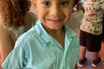 Foto - Alunos celebram o aniversário de Albertina e o Carnaval com muita alegria!