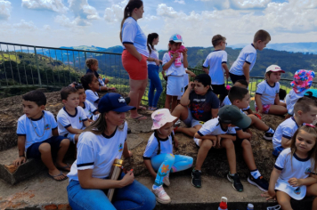 Foto - Alunos celebram o aniversário de Albertina e o Carnaval com muita alegria!