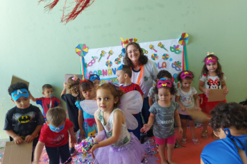 Foto - Alunos celebram o aniversário de Albertina e o Carnaval com muita alegria!