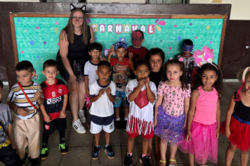 Foto - Alunos celebram o aniversário de Albertina e o Carnaval com muita alegria!