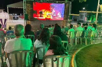 Foto relacionada - Praça Central vira cinema a céu aberto e transforma a noite em memória no Festival de Natal Albertina de Luz 2025