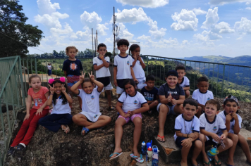 Foto - Alunos celebram o aniversário de Albertina e o Carnaval com muita alegria!