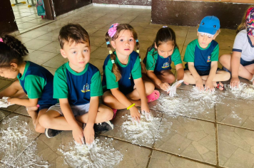 Foto - Mãos que criam: alunos da Creche e da Pré-Escola se divertem com massinhas coloridas
