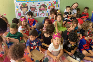 Foto - Alunos celebram o aniversário de Albertina e o Carnaval com muita alegria!