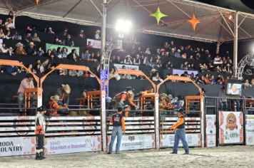 Foto - Tradição e fé embalaram o segundo dia do rodeio