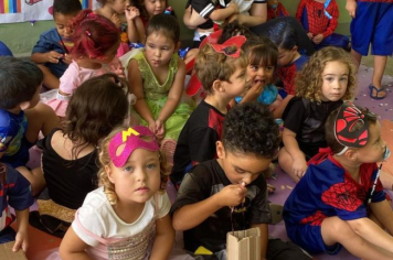 Foto - Alunos celebram o aniversário de Albertina e o Carnaval com muita alegria!