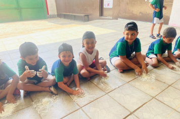 Foto - Mãos que criam: alunos da Creche e da Pré-Escola se divertem com massinhas coloridas