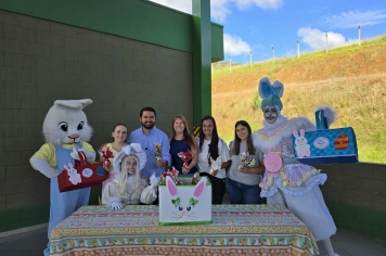 Foto - Entrega de Ovos de Páscoa Escolas Municipais