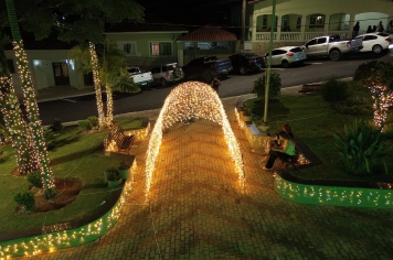 Foto relacionada - Festival Albertina de Luz 2025 transforma o Natal em turismo, cultura e encontros em família