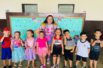 Foto - Alunos celebram o aniversário de Albertina e o Carnaval com muita alegria!