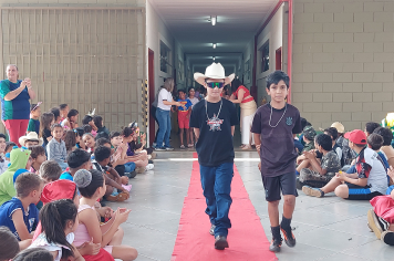 Foto - Dia de Fantasia na Escola Municipal Antônio Ferreira