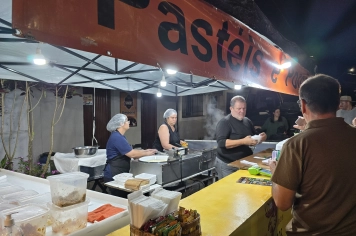Foto relacionada - Feira Noturna leva grande público à praça e movimenta Albertina com música, sabores e convivência