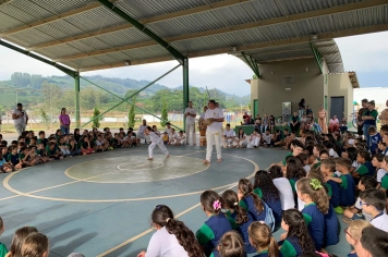 Foto relacionada - Capoeira leva cultura, movimento e consciência para estudantes de Albertina