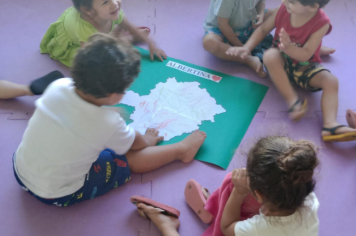 Foto - Alunos celebram o aniversário de Albertina e o Carnaval com muita alegria!