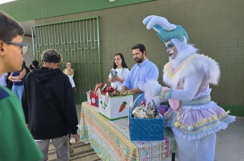 Foto - Entrega de Ovos de Páscoa Escolas Municipais