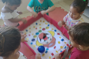 Foto - Alunos celebram o aniversário de Albertina e o Carnaval com muita alegria!