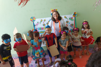 Foto - Alunos celebram o aniversário de Albertina e o Carnaval com muita alegria!