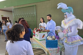 Foto - Entrega de Ovos de Páscoa Escolas Municipais