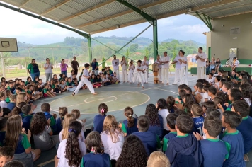 Foto relacionada - Capoeira leva cultura, movimento e consciência para estudantes de Albertina
