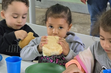 Foto - Lanche Especial de Fim de Ano – Creche Municipal Teresa Rossi