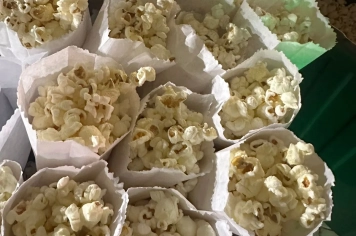 Foto relacionada - Praça Central vira cinema a céu aberto e transforma a noite em memória no Festival de Natal Albertina de Luz 2025