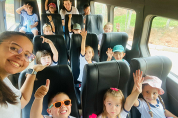 Foto - Alunos celebram o aniversário de Albertina e o Carnaval com muita alegria!