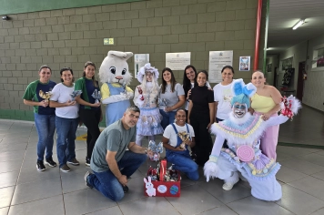 Foto - Entrega de Ovos de Páscoa Escolas Municipais