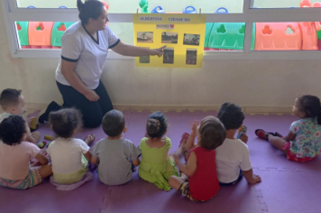 Foto - Alunos celebram o aniversário de Albertina e o Carnaval com muita alegria!