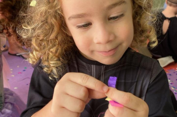 Foto - Alunos celebram o aniversário de Albertina e o Carnaval com muita alegria!