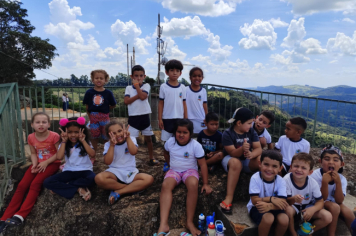 Foto - Alunos celebram o aniversário de Albertina e o Carnaval com muita alegria!