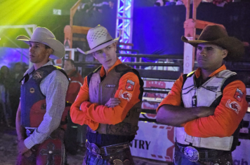 Foto - Abertura do 29º Rodeio leva emoção e espetáculo à arena!