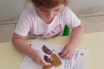 Foto - Alunos celebram o aniversário de Albertina e o Carnaval com muita alegria!