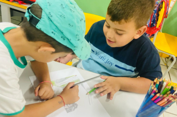 Foto - Alunos celebram o aniversário de Albertina e o Carnaval com muita alegria!