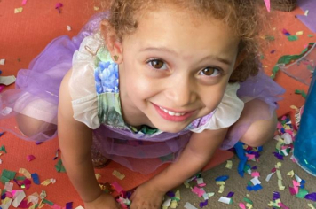 Foto - Alunos celebram o aniversário de Albertina e o Carnaval com muita alegria!